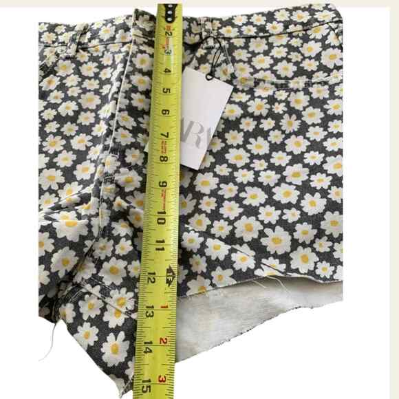 Zara Daisy Print High Waisted Straight Shorts Sizes 8 and 12 - Picture 4 of 10